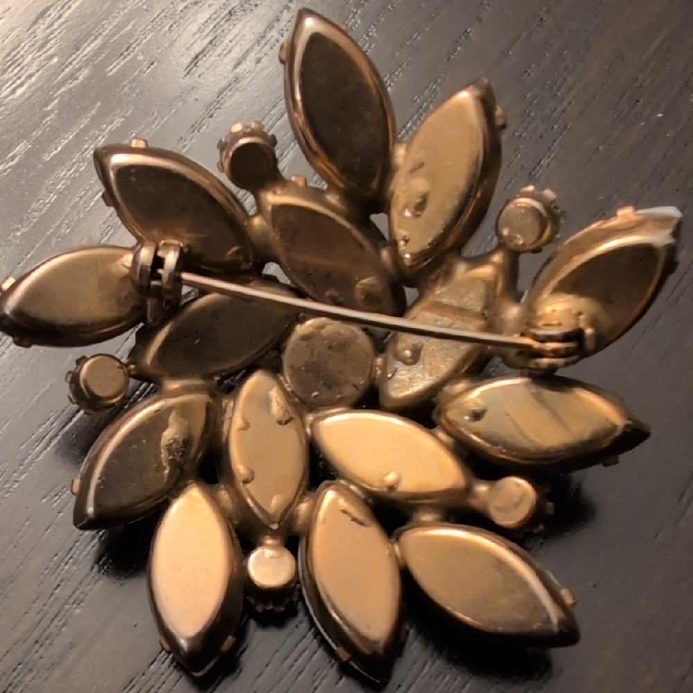 Vintage Brooch (Unsigned Juliana) large White Milk Glass and Aurora Borealis - Picture 8 of 8